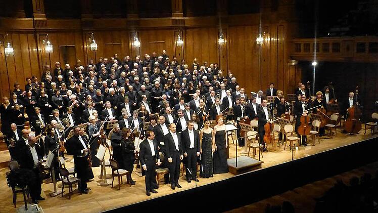 Überbordend die Menge der Beteiligten auf der Bühne des Max-Littmann-Saals, überwältigend das musikalische Erlebnis bei Giuseppe Verdis ‚Messa da Requiem‘ unter der Stabführung von Burkhard Ascherl