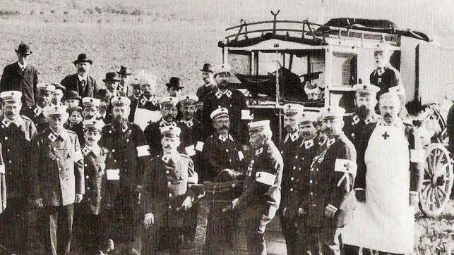 Männer der Sanitätskolonne mit ihrem zweispännigen wintertauglichen "Transport-Landauer" im Vorkriegsjahr 1913 Fotos: Siegismund von Dobschütz/BRK-Archiv