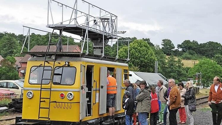 Viele Besucher des Bahnhofsfestes wollten sich die Fahrt mit der gelben Arbeits- und Werkstatt-Lok Theo nicht entgehen lassen. Foto: p