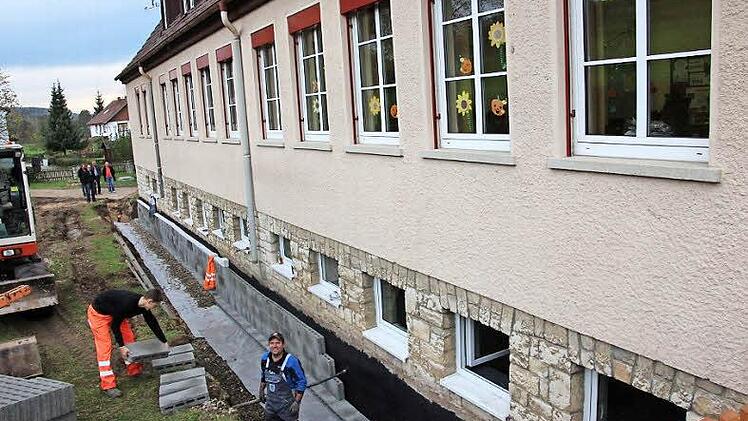 Am Schulgebäude in Uetzing wird der Keller trockengelegt. Die Stadträte machten sich ein Bild vom Fortschritt der Bauarbeiten.  Fotos: Tobias Kindermann