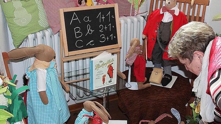 Diese "Häschenschule" präsentierte Margarethe Bömmel aus Nüdlingen in der Alten Aula beim Ostereier-Markt.  Foto: Dieter Britz
