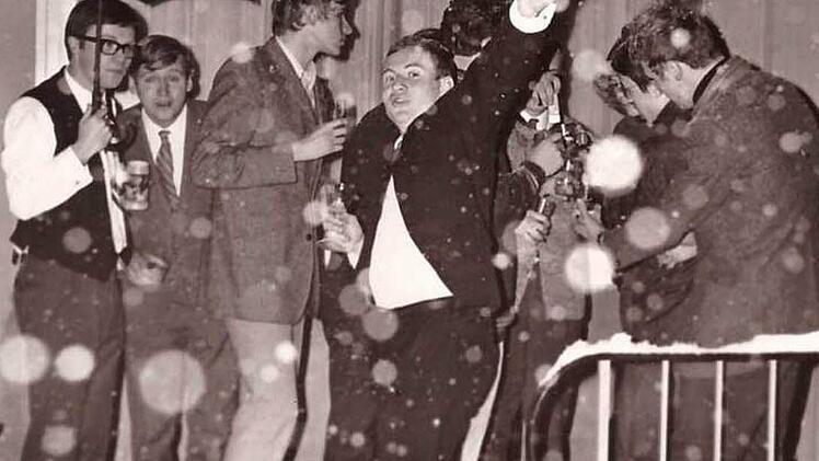 Legendäre Silvesterparty mit den Pfadfinder-Freunden im Haus Gottschalk; Thomas ist der Dritte von links. Das bei der Nikolausaktion verdiente Geld war in einer riesigen Feuerzangenbowle angelegt worden, um Mitternacht ging's dann ins Freie. Foto: privat