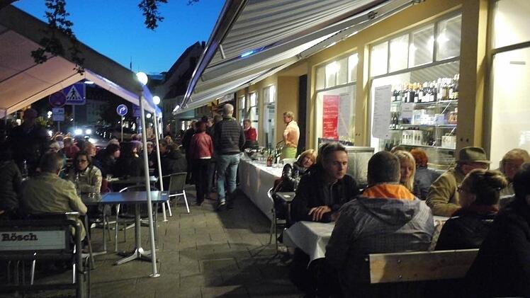 Weißwein-Trinker brauchten keine Sorge haben, dass ihnen die Getränke warm werden - im Gegenteil. Foto: Pauline Lindner