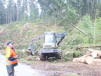 Die alte Straße an der Kugelmühle ist zur Hälfte weggebaggert. Zurzeit werden im Bachbett die Vorbereitungen für den Stützmauerbau getroffen.  Foto: Friedwald SchedelDie alte Straße an der Kugelmühle ist zur Hälfte weggebaggert. Zurzeit werden im Bachbett die Vorbereitungen für den Stützmauerbau getroffen.  Foto: Friedwald Schedel