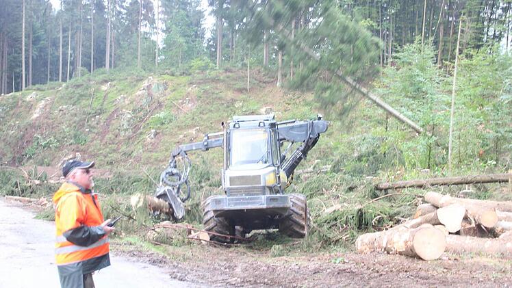 Die alte Straße an der Kugelmühle ist zur Hälfte weggebaggert. Zurzeit werden im Bachbett die Vorbereitungen für den Stützmauerbau getroffen.  Foto: Friedwald SchedelDie alte Straße an der Kugelmühle ist zur Hälfte weggebaggert. Zurzeit werden im Bachbett die Vorbereitungen für den Stützmauerbau getroffen.  Foto: Friedwald Schedel