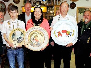 Konrad D&uuml;rrbeck, Gerald Brehm, Werner Fumy (verdeckt) und Albert Dresel (hinten v. l.) gratulierten den neuen K&ouml;nigen Kai Wolf, Michaela Kratz und Albrecht Dirk. Foto: Dieter Gropp