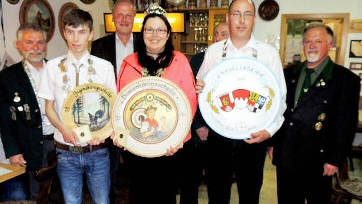 Konrad D&uuml;rrbeck, Gerald Brehm, Werner Fumy (verdeckt) und Albert Dresel (hinten v. l.) gratulierten den neuen K&ouml;nigen Kai Wolf, Michaela Kratz und Albrecht Dirk. Foto: Dieter Gropp