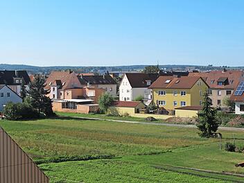 Blick auf das Gebiet von der Marktscheune aus, das als "Innerstädtisches Quartier " 19 geförderte Wohneinheiten erhalten soll.  Foto: Stadt Hallstadt