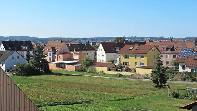 Blick auf das Gebiet von der Marktscheune aus, das als "Innerstädtisches Quartier " 19 geförderte Wohneinheiten erhalten soll.  Foto: Stadt Hallstadt