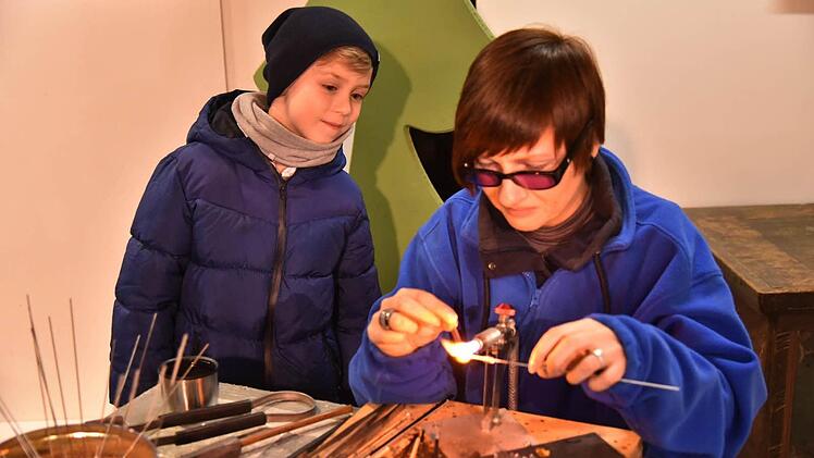 Sehenswert: das Programm beim ersten "Schlenkermarkt" im Ahorner Gerätemuseum. Foto: Gabi Arnold