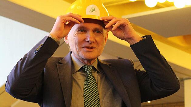Klaus Morsch war &uuml;ber sechs Jahre Schul- und Bauleiter des Frankenwald-Gymnasiums. Wenn er in seinem Ruhestand mal wieder auf eine Baustelle treffen sollte, ist er mit dem Helm bestens vorbereitet. Foto: Lisa Kieslinger