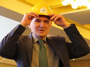 Klaus Morsch war über sechs Jahre Schul- und Bauleiter des Frankenwald-Gymnasiums. Wenn er in seinem Ruhestand mal wieder auf eine Baustelle treffen sollte, ist er mit dem Helm bestens vorbereitet. Foto: Lisa Kieslinger
