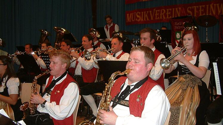 Mächtig ins Zeug legten sie die Blasmusikanten des Musikvereins Steinwiesen beim Osterkonzert.