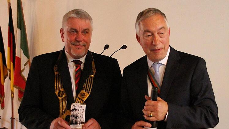 Martin Vaupel (rechts) überreichte OB Norbert Tessmer eine Tafel Schokolade als Symbol für 1000 Euro für die Coburger Tafel. Foto: Ulrike Nauer