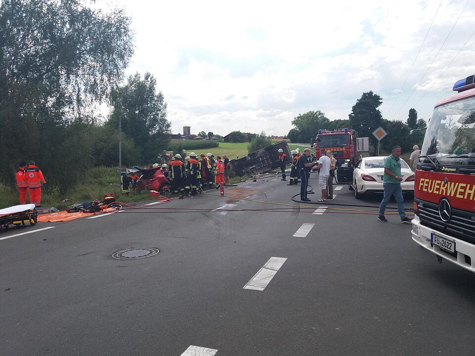 Schwerer Unfall bei Fürth: Frau nach Kollision mit Kastenwagen in Auto eingeklemmt
