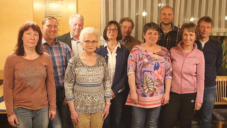 Zahlreiche Mitglieder des TSV Maßbach wurden für langjährige Mitgliedschaft  oder nach ihrem Ausscheiden aus dem Vorstand in der Hauptversammlung  geehrt. Foto: Dieter Britz