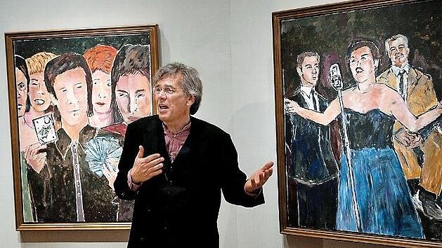 Kasper Monrad, Kurator der d&auml;nischen Nationalgalerie, steht 2010 vor den Dylan-Bildern "Cardplayer" (links) und "Songbird".