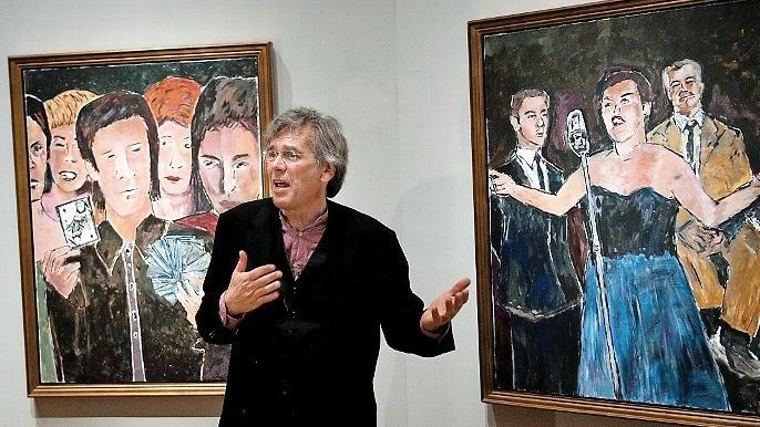 Kasper Monrad, Kurator der dänischen Nationalgalerie, steht 2010 vor den Dylan-Bildern "Cardplayer" (links) und "Songbird".