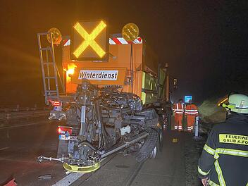 Fast Totalschaden: Der Winterdienst-Lkw, in  Miitte Januar ein 22-Jähriger mit seinem Mercedes gekracht ist,  wurde erheblich beschädigt. Die Reparaturkosten dürften im sechsstelligen Bereich liegen. - Foto: News5/Merzbach