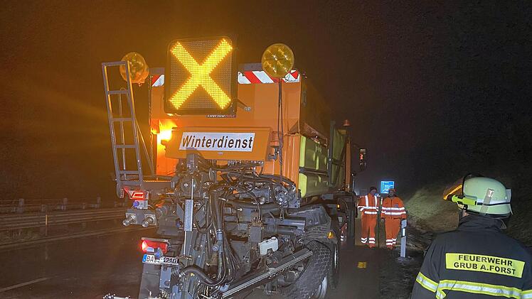 Fast Totalschaden: Der Winterdienst-Lkw, in  Miitte Januar ein 22-Jähriger mit seinem Mercedes gekracht ist,  wurde erheblich beschädigt. Die Reparaturkosten dürften im sechsstelligen Bereich liegen. - Foto: News5/Merzbach