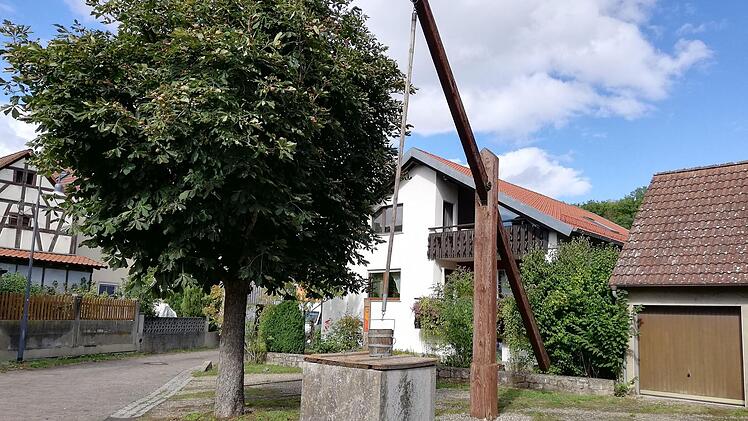 Auf dem Platz "Am Eck" steht einer der beiden Ziehbrunnen.