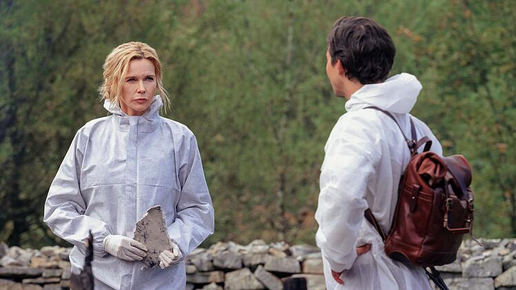 Birgit Reincke (Veronica Ferres) und Jonas Becker (Tim Oliver Schultz) suchen in den &Uuml;berresten des abgebrannten Hauses nach Spuren.