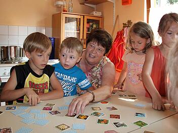 Regina Ziegler umringt von "ihren" Kindern: Alex (von links), Marcel und Tamara. Fotos: Ulrike Müller