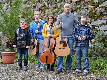 Sie freuen sich auf das Konzert: Stefanie Wehner (Franz-von-Prümmer-Schule), Philipp Kirchner, Lena Wolf, Willi Kirchner, Janek Pavel (Franz-von-Prümmer-Schule). Fotos: Björn Hein