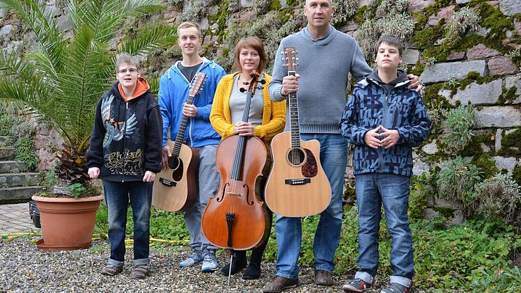 Sie freuen sich auf das Konzert: Stefanie Wehner (Franz-von-Prümmer-Schule), Philipp Kirchner, Lena Wolf, Willi Kirchner, Janek Pavel (Franz-von-Prümmer-Schule). Fotos: Björn Hein