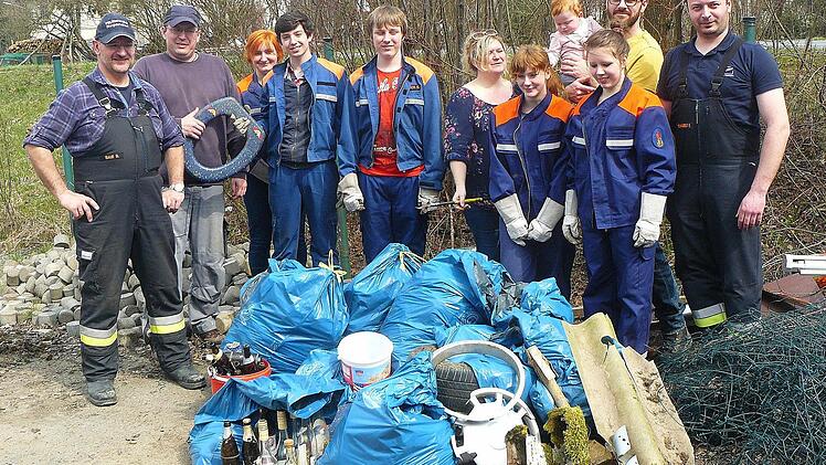 Abschluss-Foto im Bauhof: Ein stattlicher Müllberg war am Ende zusammengekommen.