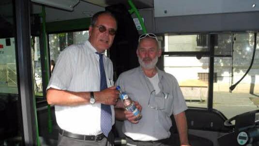 Stadtwerke-Chef Klaus Rubach verteilt Getränke an seine Stadtbus-Fahrer. Foto: Peter Groscurth