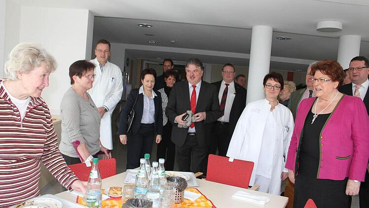 Was für eine Überraschung beim Mittagessen: die Landtagspräsidentin Barbara Stamm machte in der Fachklinik Stadtsteinach eine Stippvisite und nutzte die Chance, um mit den Patienten zu sprechen. Foto: Sonja Adam