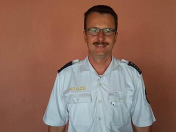 Polizeihauptkommissar Jürgen Schmitt darf schon mal die blaue Uniform testen. Foto: Rolf Pralle