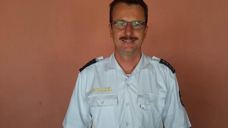 Polizeihauptkommissar Jürgen Schmitt darf schon mal die blaue Uniform testen. Foto: Rolf Pralle