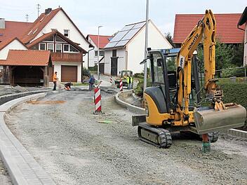 Noch Großbaustelle: die Ortsdurchfahrt von Losbergsgereuth, wo Landkreis und Gemeinde eine Gemeinschaftsaufgabe angepackt haben, die eigentlich im Oktober abgeschlossen werden sollte. Viele Anlieger zweifeln diesen Termin mittlerweile an. Fotos: Ralf Kestel