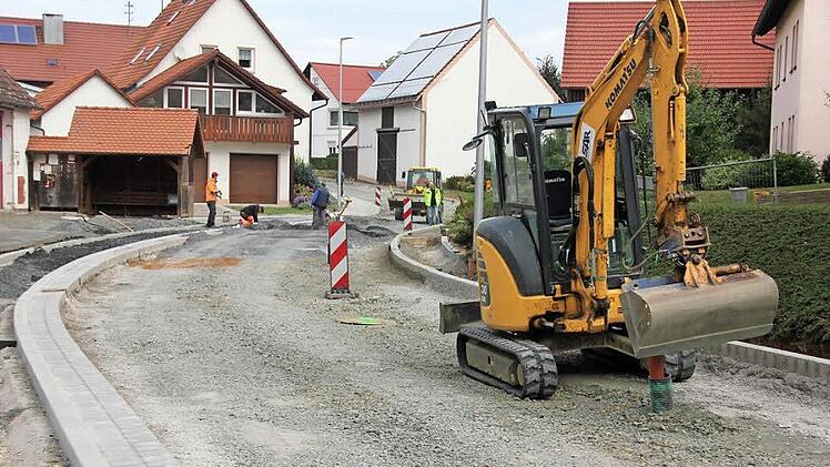 Noch Großbaustelle: die Ortsdurchfahrt von Losbergsgereuth, wo Landkreis und Gemeinde eine Gemeinschaftsaufgabe angepackt haben, die eigentlich im Oktober abgeschlossen werden sollte. Viele Anlieger zweifeln diesen Termin mittlerweile an. Fotos: Ralf Kestel
