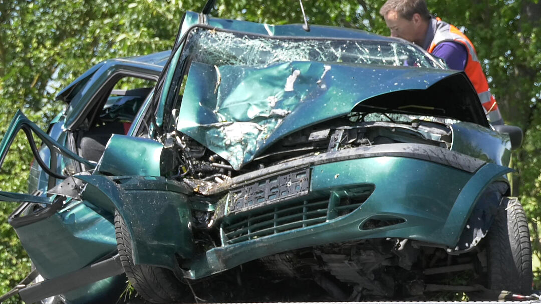 Mutter und ihre zwei Waldbüttelbrunn: Mutter mit zwei Kindern bei Unfall schwer verletztschwer verunglŸckt - Ford knallt im Graben gegen Baum - Fahrerin erleidet lebensgefŠhrliche Verletzungen - Auch Kinder schwer verletzt