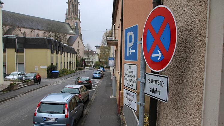 Ein absolutes Halteverbot wegen Feuerwehr-Zufahrt hat die Stadt Bad Kissingen in Teilen der Theresien- und der Hartmannstraße angeordnet. Foto: Ralf Ruppert