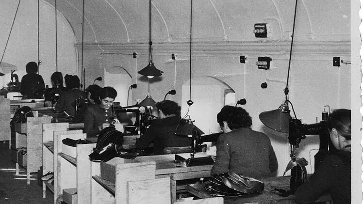 Diese alte Aufnahme zeigt Arbeiterinnen und Arbeiter bei der Herstellung von Schuhen in der ehemaligen Synagoge von Reckendorf  Mitte der 1950er Jahre.  Quelle Gemeindearchiv Reckendorf, Slg. Kilian-Cron