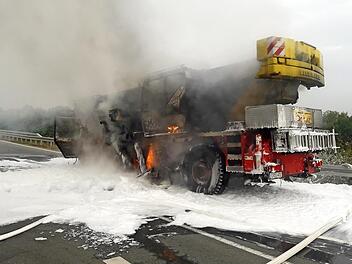 Kurz nachdem der Fahrer den Autokran unverletzt verlassen konnte, hatten die Flammen sein Fahrzeug komplett zerstört.  Foto: Stefan Brunner