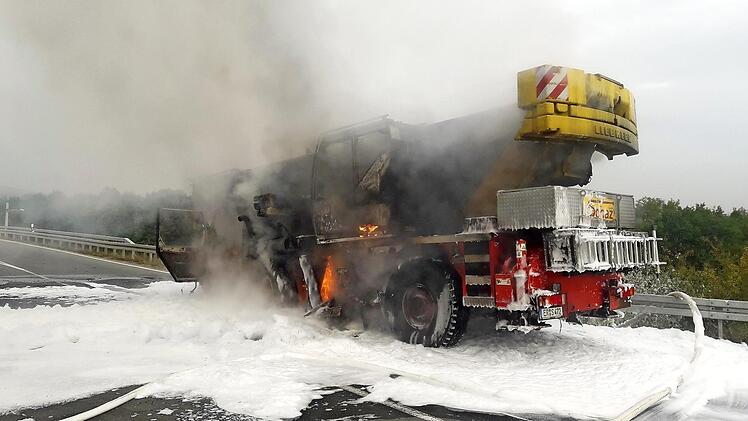 Kurz nachdem der Fahrer den Autokran unverletzt verlassen konnte, hatten die Flammen sein Fahrzeug komplett zerstört.  Foto: Stefan Brunner