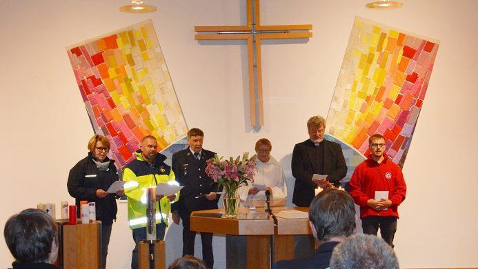 In der evangelischen Auferstehungskirche Münnerstadt fand in diesem Jahr der Blaulicht-Gottesdienst des Dekanats Bad Neustadt, erstmals mit dem Dekanat Bad Kissingen, statt. Rettungskräfte sprachen unter anderem die Fürbitten. Foto: Hanns Friedrich