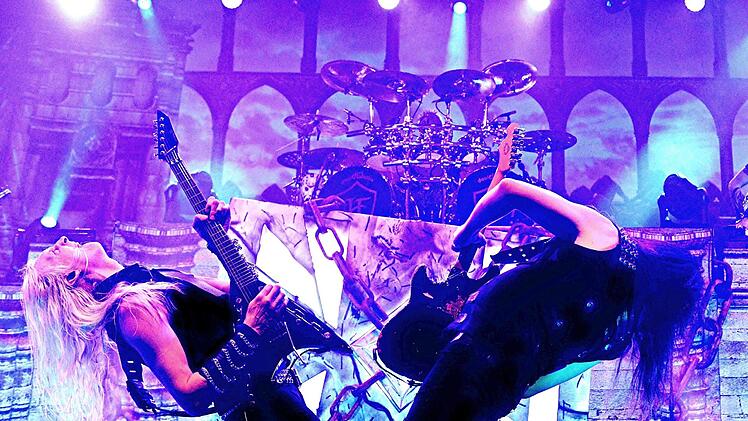 Eine aufwendig choreographierte Bühnenshow zeigten Hammerfall in der Bamberger Arena.
