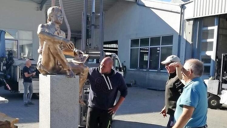 Die Skulptur wird probeweise auf dem Sockel befestigt. Foto: Ottmar Kerner