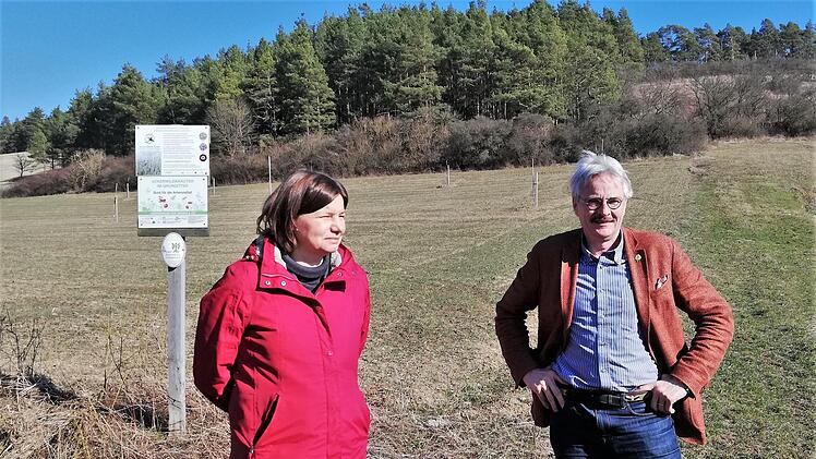 Staatssekretärin Dr. Manuela Rottmann ließ sich von Richard Mergner, Landesvorsitzender Bund Naturschutz, über das BN-Projekt Agroforst im Gansthal informieren .