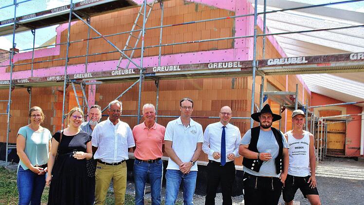 Vor dem Rohbau des Bürgerhauses (on links): Julia Kaiser, Melanie Kiesel, (Fidelia), Martin Reinhart, Heimatverein, Martin Seufert, Wolfgang Beil (TSV) Planer Norbert Hemberger, Oberbürgermeister Dirk Vogel, Benedikt Weber und ein Mitarbeiter der ...