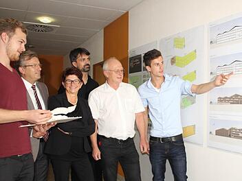 Die Gewinner des Architekturwettbewerbs erklären ihr Konzept. Im Bild von links: Kai Allmendinger, Bürgermeister Rainer Detsch, Martina Rebhan, Architekt Renee Lorenz, Hans Rebhan und Andreas Seidler  Foto: Veronika Schadeck