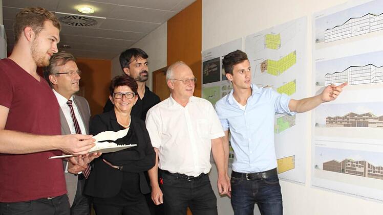Die Gewinner des Architekturwettbewerbs erklären ihr Konzept. Im Bild von links: Kai Allmendinger, Bürgermeister Rainer Detsch, Martina Rebhan, Architekt Renee Lorenz, Hans Rebhan und Andreas Seidler  Foto: Veronika Schadeck