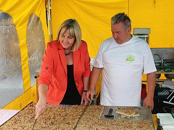 Zweite Bürgermeisterin Birgit Weber schnitt mit Bäckermeister Joachim Grosch den ersten Kuchen an. Foto: Natascha Schwesinger