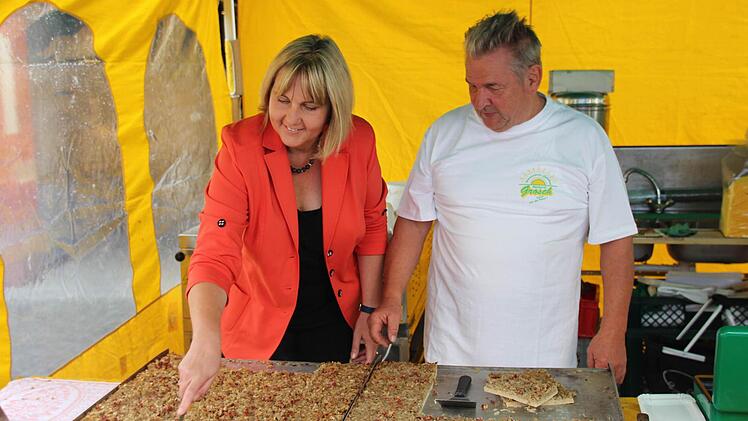 Zweite Bürgermeisterin Birgit Weber schnitt mit Bäckermeister Joachim Grosch den ersten Kuchen an. Foto: Natascha Schwesinger